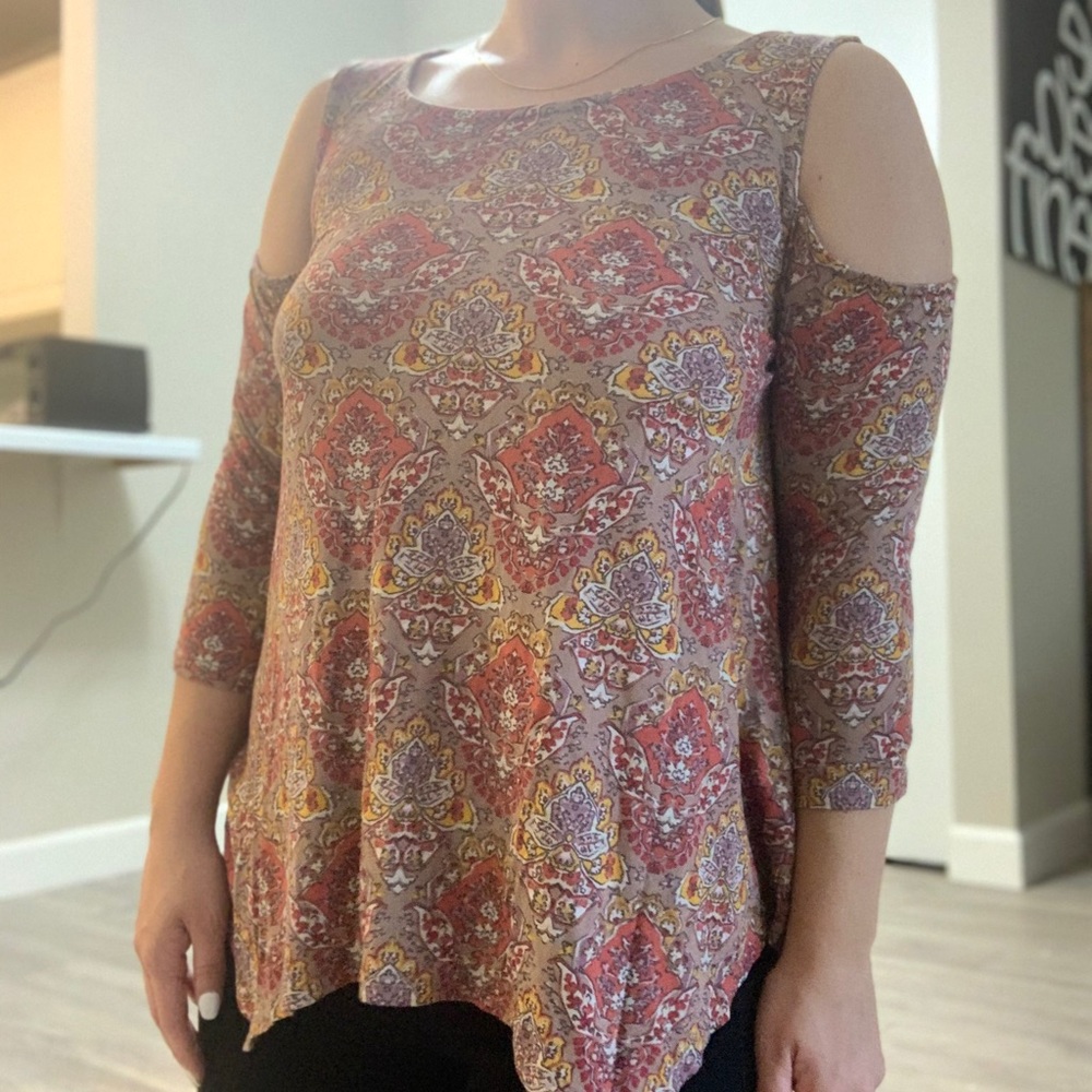 3/4 long sleeve top with open shoulders, abstract